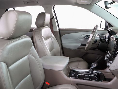 Used 2021 Chevrolet Traverse LT image 27