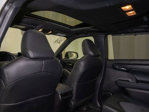 Used 2024 Toyota Highlander XSE image 10