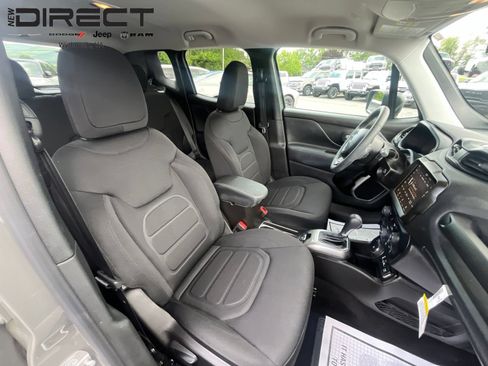 Used 2022 Jeep Renegade Latitude AWD/4WD image 36