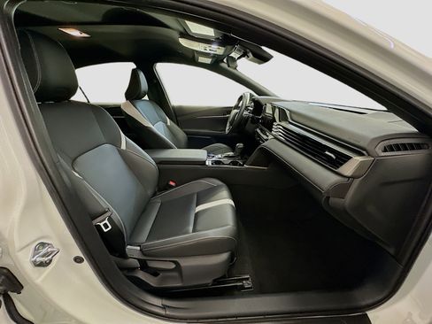 Used 2025 Toyota Camry SE image 32