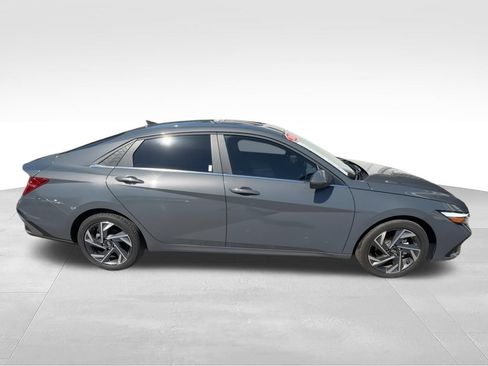 Used 2024 Hyundai Elantra SEL w/ Convenience Package FWD image 9