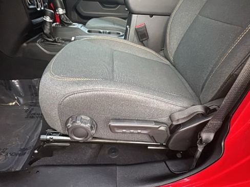 Used 2025 Jeep Wrangler Unlimited Sahara image 28