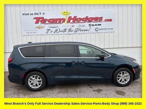 Used 2023 Chrysler Pacifica Touring-L image 1