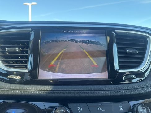 Used 2018 Chrysler Pacifica Limited image 36