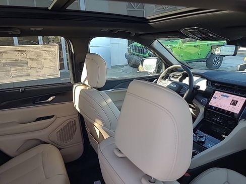New 2025 Jeep Grand Cherokee Limited w/ Luxury Tech Group II AWD/4WD image 23