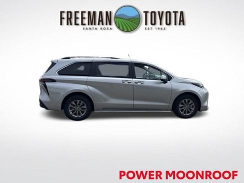 Used 2025 Toyota Sienna XLE FWD image 4