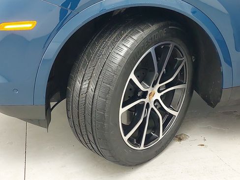 Used 2025 Porsche Cayenne Coupe image 35