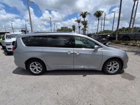 Used 2019 Chrysler Pacifica Touring-L Plus w/ Advanced Safetytec Group FWD image 4