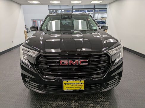 Used 2023 GMC Terrain SLT w/ Tech Package image 2