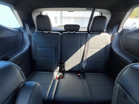 Used 2025 Chevrolet Traverse RS image 35