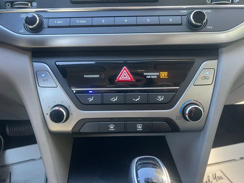 Used 2017 Hyundai Elantra SE FWD image 24