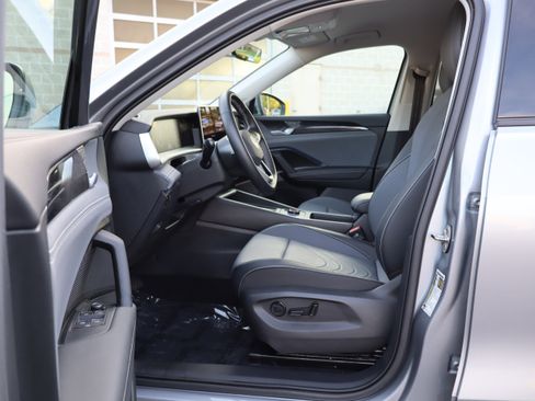 Certified 2025 Volkswagen Tiguan SE image 12