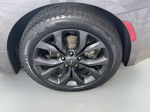 Used 2018 Chrysler Pacifica Limited image 26