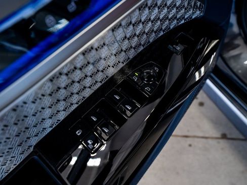 Used 2024 BMW i7 xDrive60 image 32