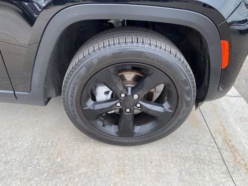 Used 2023 Jeep Grand Cherokee Limited w/ Black Appearance Package image 16