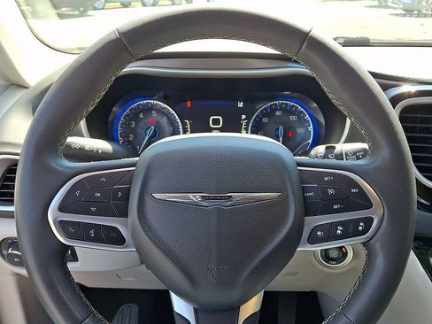 Used 2023 Chrysler Pacifica Touring-L FWD image 21