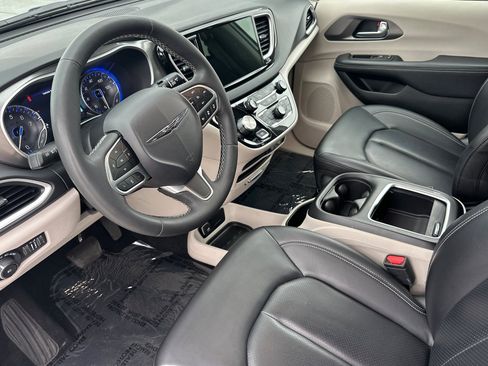 Used 2023 Chrysler Pacifica Touring-L image 9