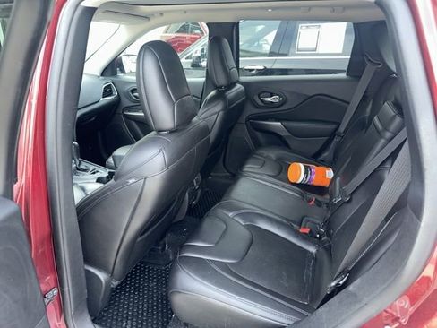 Used 2019 Jeep Cherokee Latitude Plus w/ Comfort/Convenience Group image 18