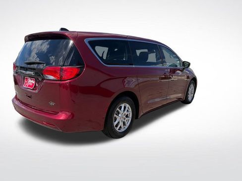 Used 2023 Chrysler Voyager LX FWD image 8