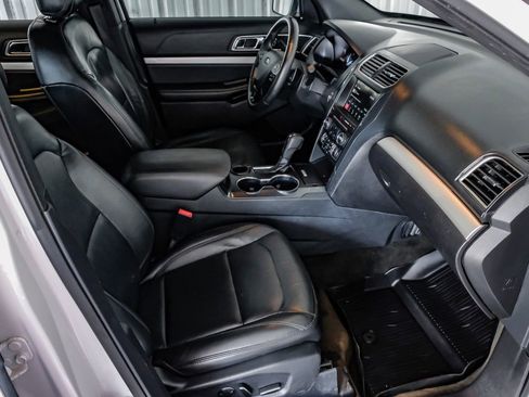 Used 2017 Ford Explorer XLT w/ Equipment Group 202A image 12