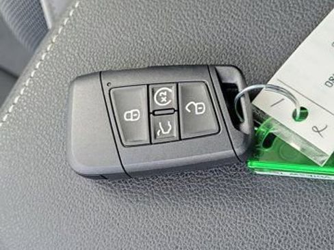 Certified 2025 Volkswagen Taos SE FWD image 26