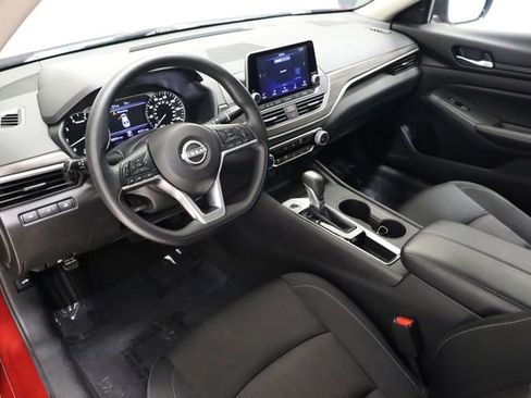 Used 2025 Nissan Altima 2.5 SV FWD image 11