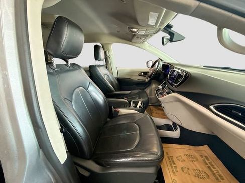 Used 2019 Chrysler Pacifica Touring-L FWD image 25