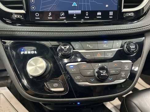 Used 2023 Chrysler Pacifica Touring-L w/ Uconnect Theater Family Group AWD/4WD image 17