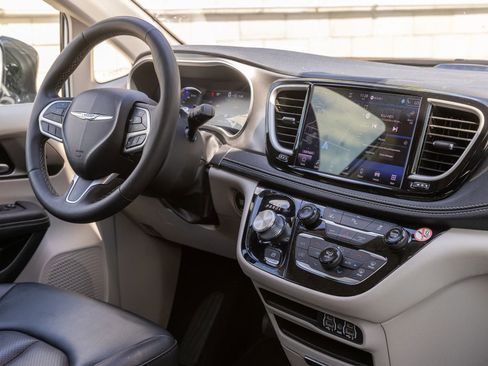 Used 2024 Chrysler Pacifica Limited FWD image 37