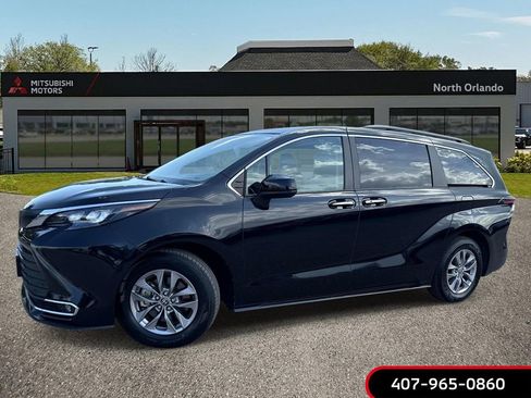 Used 2024 Toyota Sienna XLE FWD image 1