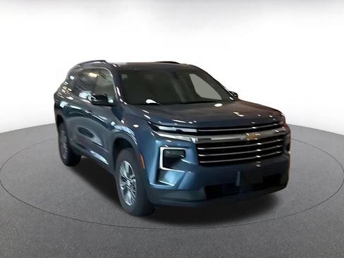 Used 2025 Chevrolet Traverse LT FWD image 3