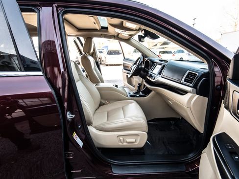 Used 2019 Toyota Highlander XLE image 34