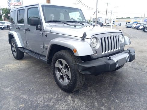 Used 2017 Jeep Wrangler Unlimited Sahara w/ Connectivity Group AWD/4WD image 3
