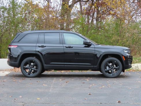New 2025 Jeep Grand Cherokee Altitude image 2