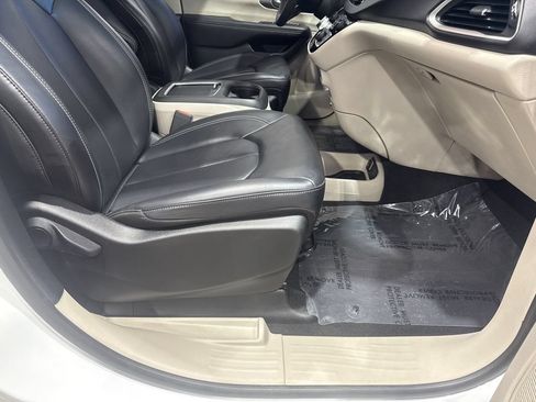Used 2023 Chrysler Pacifica Touring-L FWD image 93