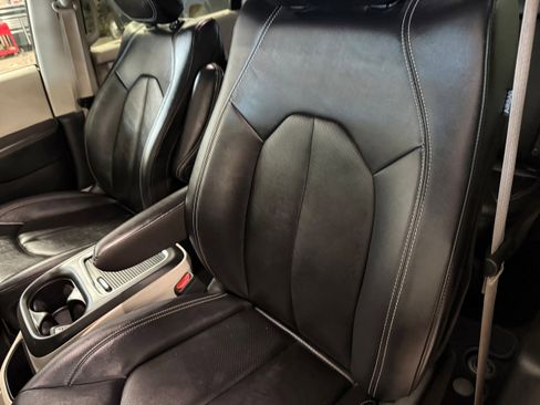 Certified 2024 Chrysler Pacifica Touring-L AWD/4WD image 37