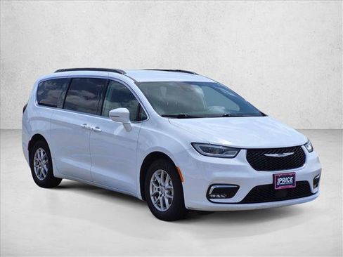 Used 2022 Chrysler Pacifica Touring-L FWD image 3
