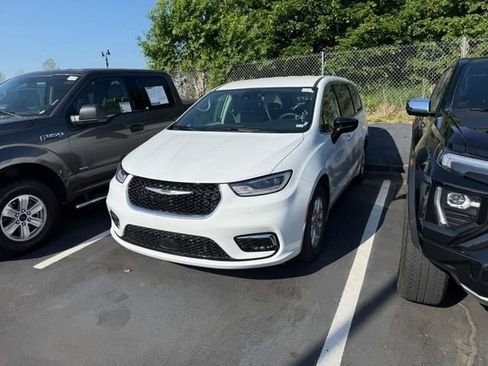 Used 2024 Chrysler Pacifica Touring-L FWD image 2