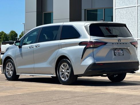 Used 2022 Toyota Sienna XLE FWD image 6