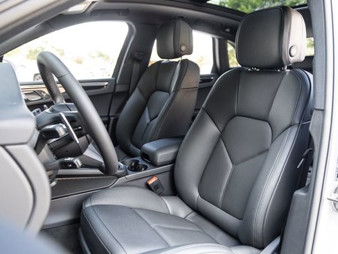 Certified 2026 Porsche Macan AWD/4WD image 5