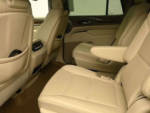 Used 2023 Cadillac Escalade Premium Luxury Platinum w/ Heavy-Duty Trailer Package AWD/4WD image 10