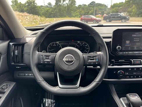 Used 2025 Nissan Pathfinder SV FWD image 32