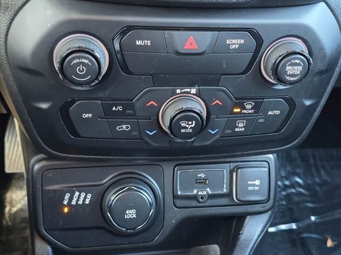 Used 2018 Jeep Renegade Altitude image 33