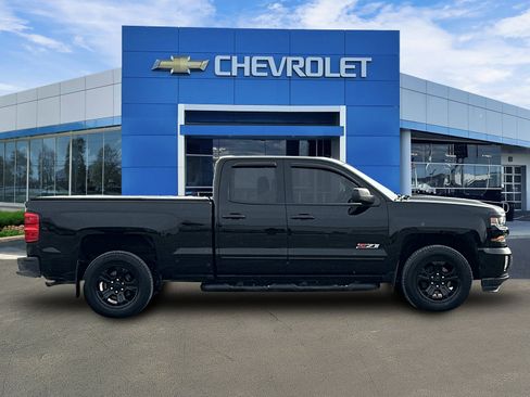 Used 2018 Chevrolet Silverado 1500 LT w/ Midnight Edition image 5