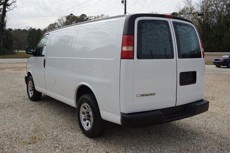 Used 2010 Chevrolet Express 1500 RWD image 9