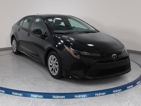 Certified 2025 Toyota Corolla LE FWD image 3