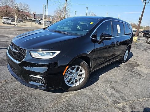 Used 2026 Chrysler Pacifica Select image 2