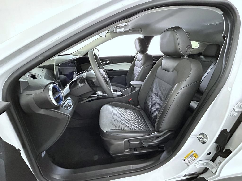 Used 2025 Chevrolet Trax LT FWD image 10