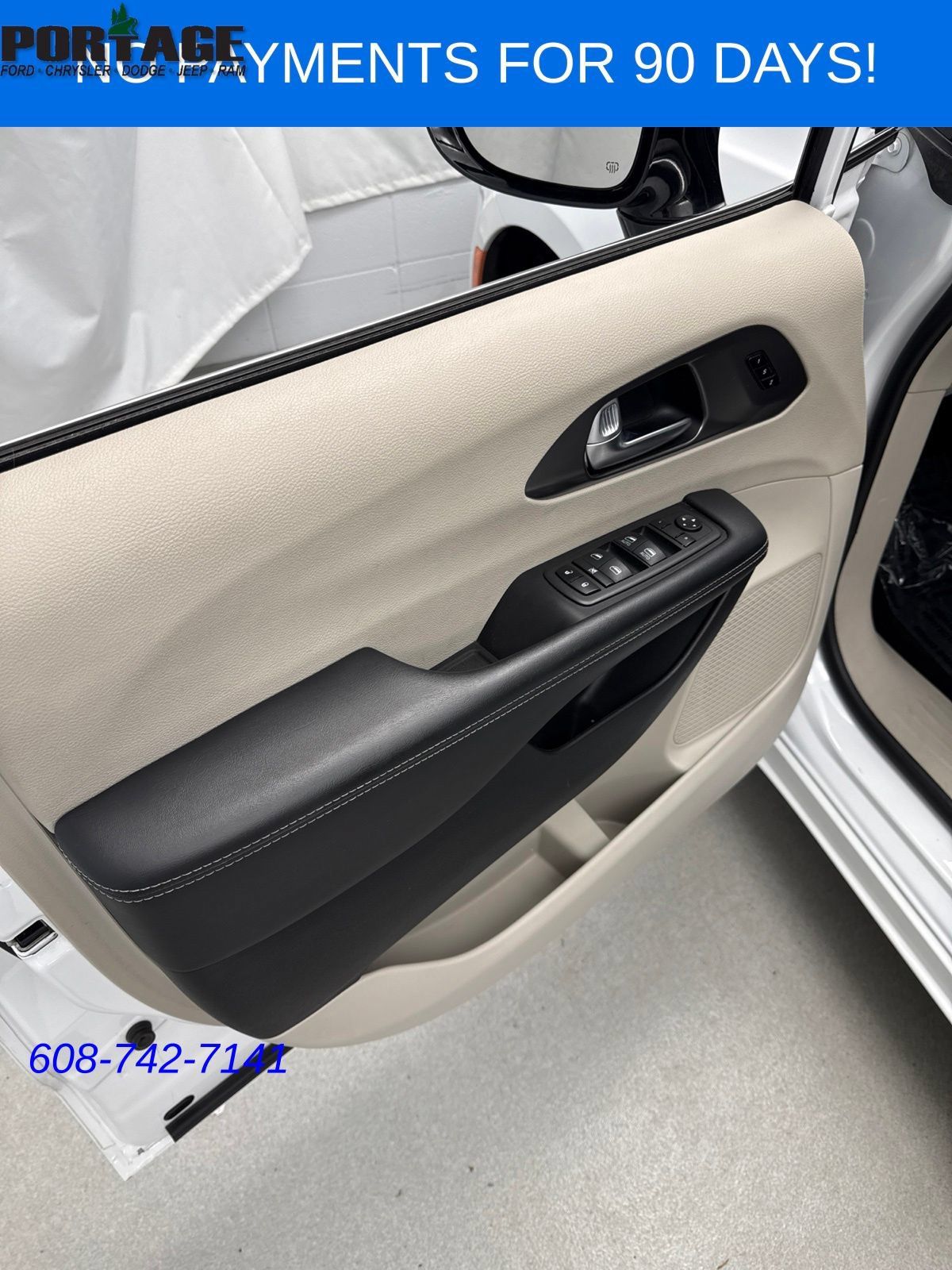 Used 2024 Chrysler Pacifica Touring-L FWD image 12