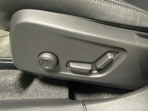 Used 2025 Volvo XC40 B5 Plus image 11